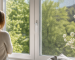 Fliegengitter am Fenster schützt vor Pollenflug in Köln